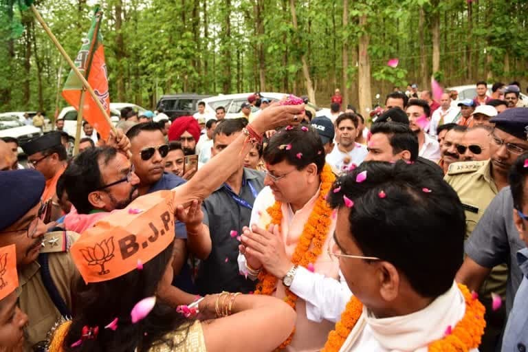 उत्‍तराखंड चंपावत उपचुनाव : चंपावत उपचुनाव के लिए वोटिंग शुरू, सीएम धामी और निर्मला गहतोड़ी में भिड़ंत
