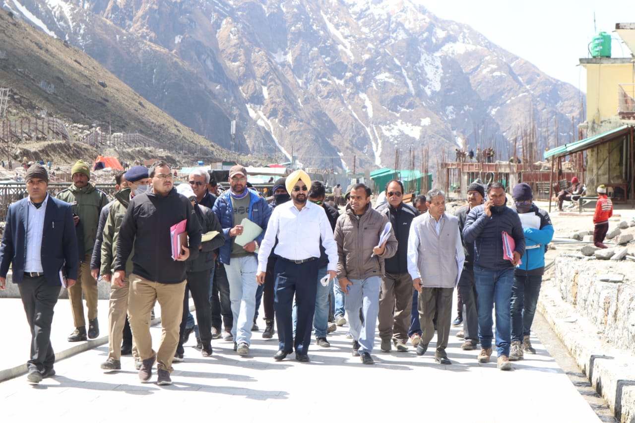 उत्‍तराखंड न्यूज़ : केदारनाथ धाम में चल रहे निर्माण कार्यों का स्थलीय निरीक्षण मुख्य सचिव डॉ. सन्धु ने किया, अधिकारियों को दिए निर्देश
