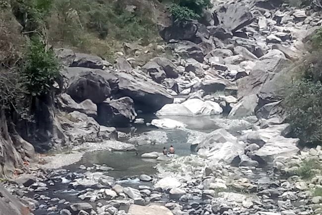 पौड़ी गढ़वाल उत्‍तराखंड न्यूज़ : कोटद्वार की खोह नदी में नहाने के दौरान चार युवकों की मौत ने सरकार की कार्यप्रणाली पर सवालिया निशान लगा दिया है.