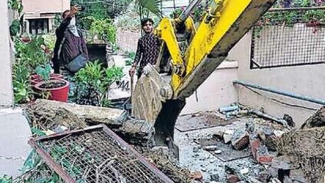 मसूरी उत्‍तराखंड न्यूज़ : बुलडोजर चला होटल दीपशिखा में अतिक्रमण पर , एमडीडीए ने तोड़ी दीवार , आठ और प्रतिष्ठानों पर हो सकती है कार्रवाई