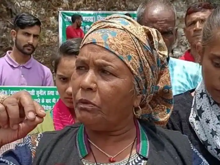 मसूरी उत्‍तराखंड न्यूज़ : सुनील हत्याकांड का जल्द हो खुलासा, ग्रामीणों ने भारतीय संवैधानिक अधिकार संरक्षण मंच के नेतृत्व में कोतवाली में किया अनशन
