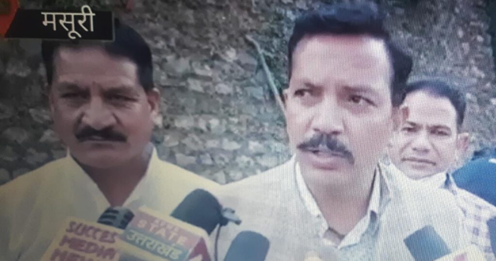 मसूरी उत्‍तराखंड न्यूज़ : एसडीएम ने आईडीएच के पास कूड़ा डंपिंग स्थल का किया निरीक्षण, टिन शेड लगाने के दिए निर्देश