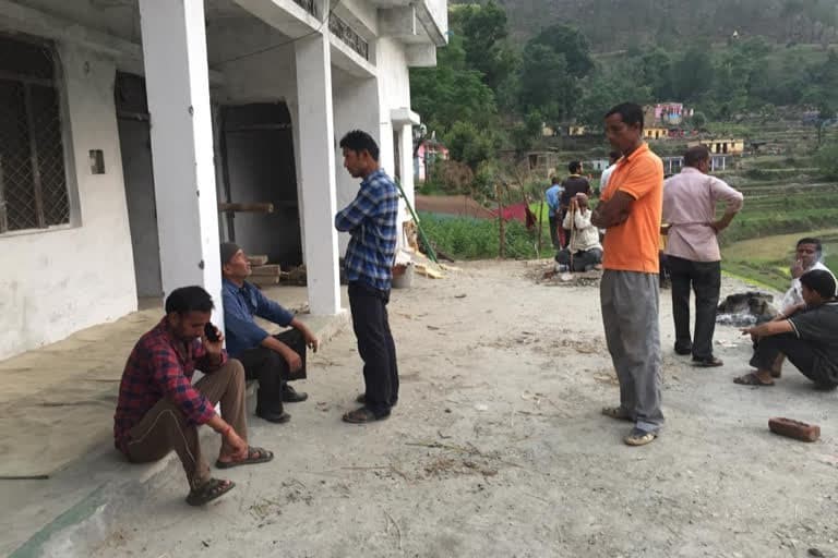 टिहरी उत्‍तराखंड न्यूज़ : महिला चलती गाड़ी से गिरी , सिर में चोट लगने से मौत