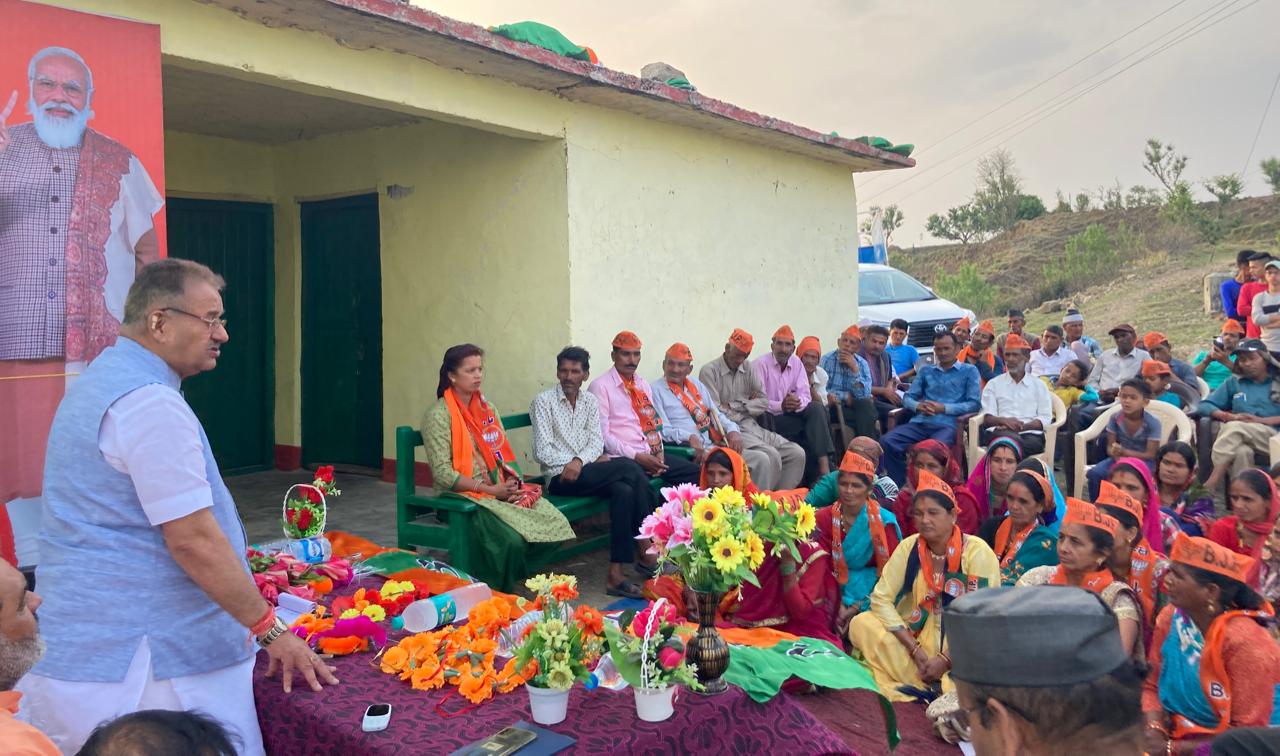 चम्पावत उत्‍तराखंड ब्रेकिंग न्यूज़ : धूरा के बूथ संख्या 47 में जनता को सम्बोधित करते कृषि मंत्री गणेश जोशी