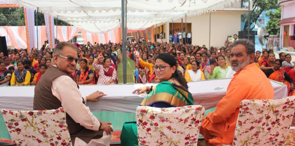 उत्तराखंड न्यूज़ : टनकपुर में महिला सम्मेलन को सम्बोधित करती भाजपा की राष्ट्रीय उपाध्यक्ष रेखा वर्मा, साथ में कृषि मंत्री गणेश जोशी