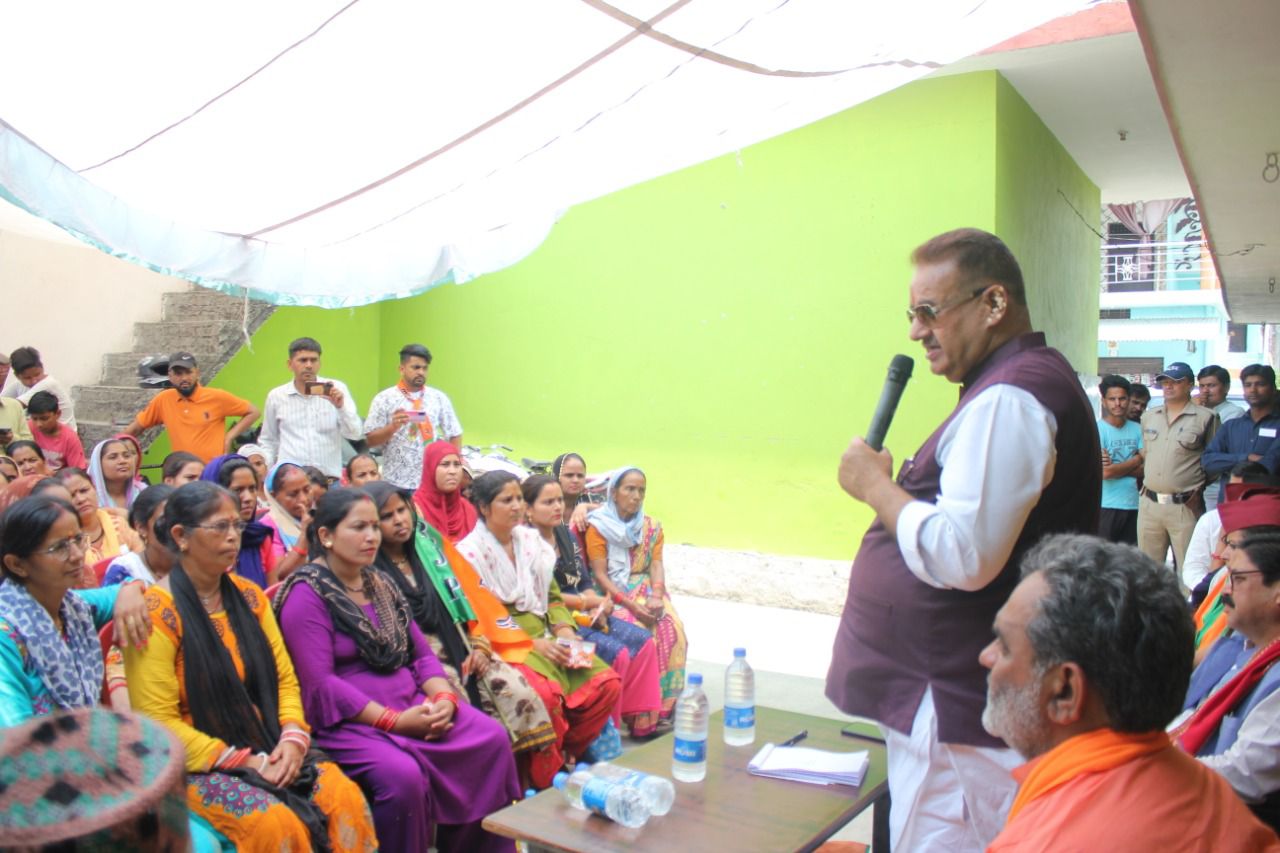 चम्पावत उत्‍तराखंड न्यूज़ : बस्तिया और मनिहारगोठ में सभा को सम्बोधित करते काबीना मंत्री गणेश जोशी