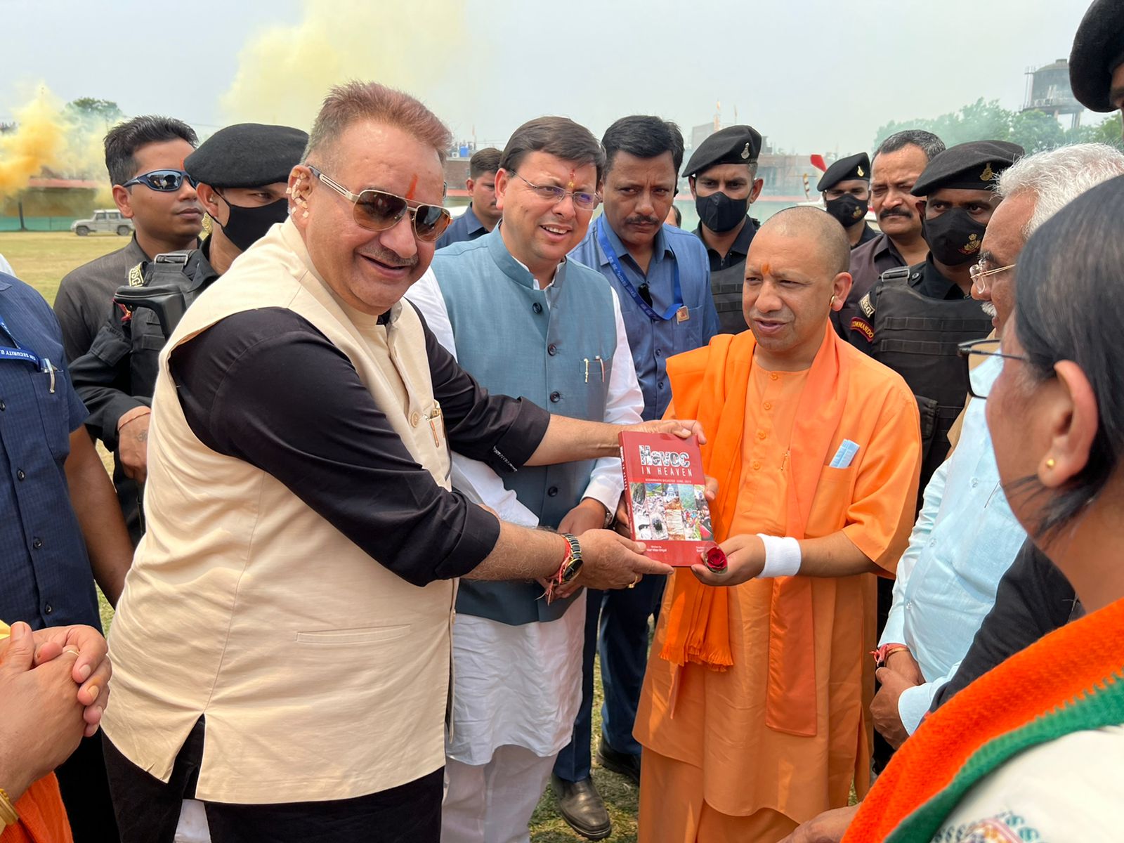 टनकपुर आगमन पर उत्तर प्रदेश के मुख्यमंत्री योगी आदित्यनाथ को पुस्तक भेंट करते कृषि मंत्री गणेश जोशी