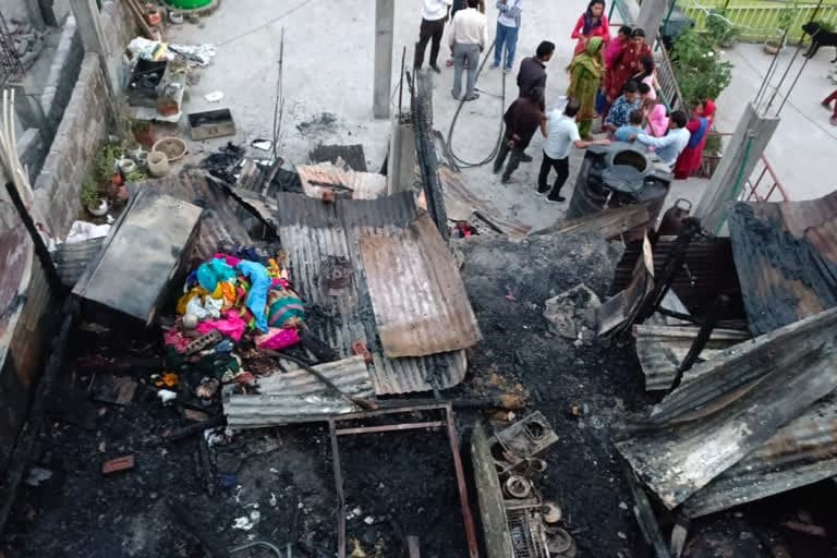 मसूरी उत्‍तराखंड न्यूज़ : चांडाल गढ़ी इलाके में एक घर में अचानक आग लगने से सारा सामान जल कर राख, आर्थिक मदद प्रशासन ने दी