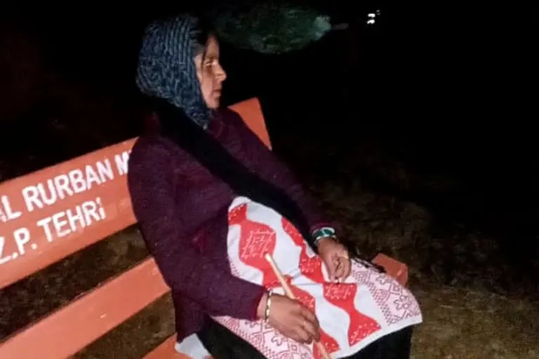 टिहरी गढ़वाल उत्तराखंड न्यूज : प्रसव पीड़ा से तड़पती हुई महिला देर रात पांच किलोमीटर पैदल चलकर अस्पताल पहुंची