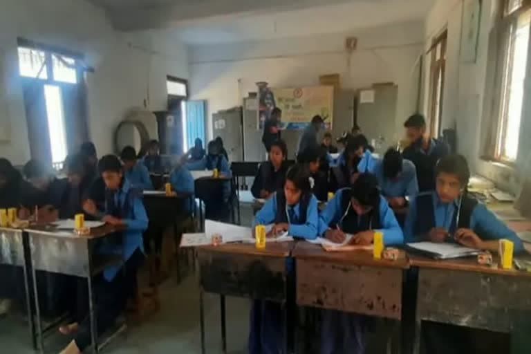 उत्‍तराखंड न्यूज़ : झूठा निकला उत्तराखंड के शिक्षा विभाग का वादा, छात्रों को नहीं मिली किताबें