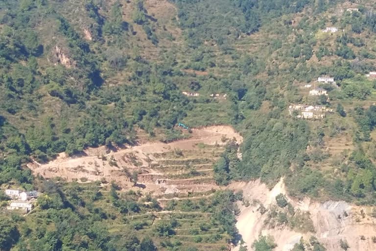 टिहरी गढ़वाल उत्‍तराखंड न्यूज़ : गांव के लिए स्वीकृत नागणी-बागी-मठियाण गांव की सड़क का निर्माण कार्य साढ़े तीन साल बाद भी पूरा नहीं
