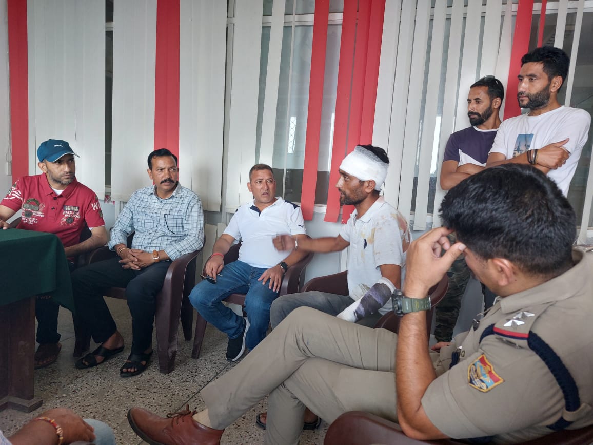 उत्‍तराखंड मसूरी में अपराध: दिल्ली पर्यटकों ने मसूरी में टैक्सी ड्राइवर पर कृपाण से हमला किया, पुलिस ने छह को गिरफ्तार किया