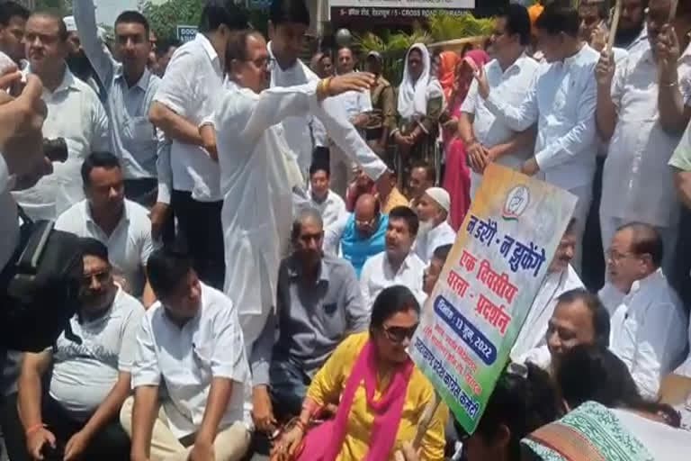 उत्‍तराखंड न्यूज़ नेशनल हेराल्ड केस : राहुल गांधी से ईडी कार्यालय में पूछताछ, कांग्रेस ने देहरादून में किया विरोध , पुलिस ने हरीश रावत को हिरासत में लिया