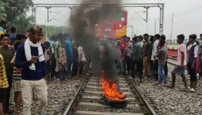 अग्निपथ योजना : रेलवे को करोड़ों का नुकसान अग्निपथ योजना से , जिससे इतनी सारी नई ट्रेनें खरीदी जा सकती थीं