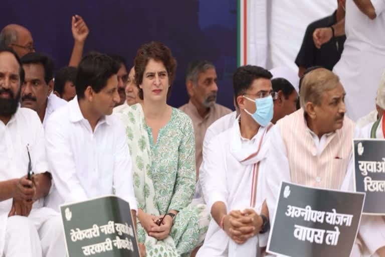 अग्निपथ प्रदर्शन: सत्याग्रह में प्रियंका गांधी और राहुल गांधी शामिल हुए , कांग्रेस के मुताबिक सरकार को इस योजना को तुरंत वापस लेना चाहिए