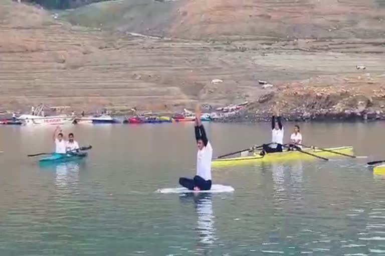 टिहरी गढ़वाल उत्‍तराखंड न्यूज़ : ITBP के जवानों ने टिहरी झील में नाव पर किया योग, देखें वीडियो