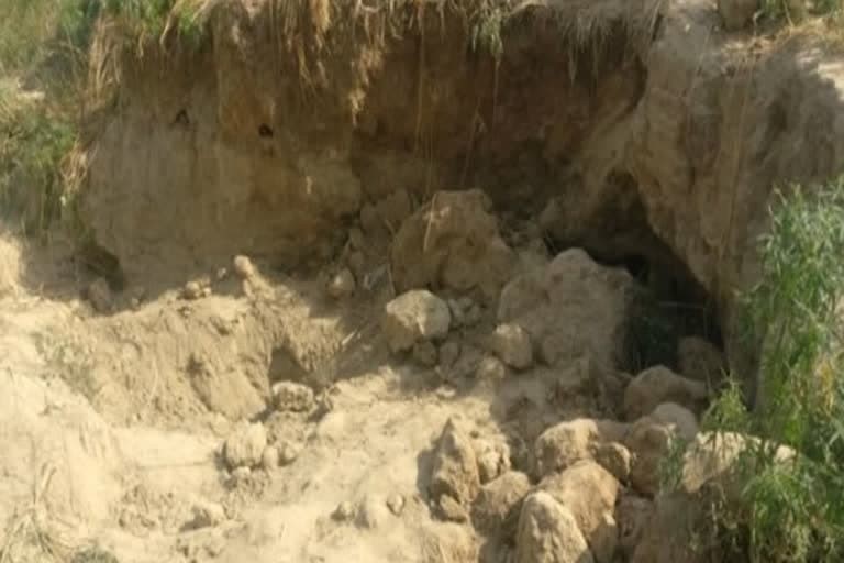 उत्तरकाशी उत्तराखंड न्यूज : उत्तरकाशी में मनरेगा के तहत मिट्टी निकालते समय चार महिलाएं मलबे में दब गईं, एक की मौत
