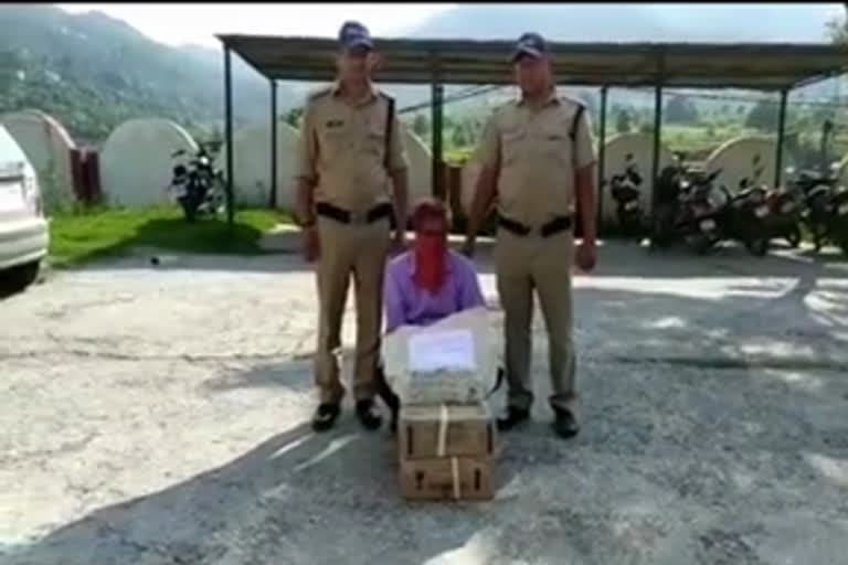 चंपावत उत्तराखंड न्यूज : चार किलो चरस और दो पेटी अवैध शराब के साथ लंबे समय से चरस की तस्करी कर रहे तस्कर को टीम ने गिरफ्तार किया
