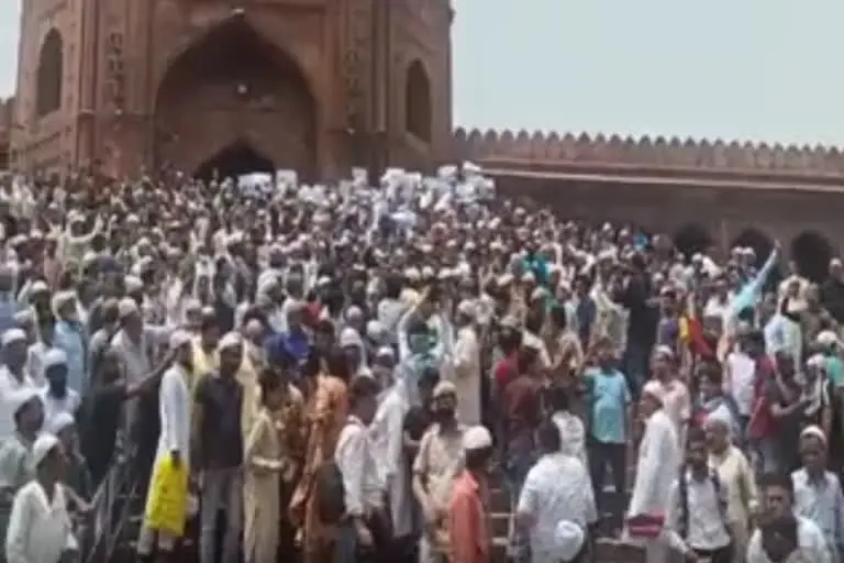 जामा मस्जिद में नूपुर की गिरफ्तारी को लेकर प्रदर्शन, लोगों ने लगाए नारे