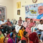 उत्‍तराखंड न्यूज़ : राष्ट्र को सम्बोधित प्रधानमंत्री नरेन्द्र मोदी की मन की बात सुनते कृषि मंत्री गणेश जोशी
