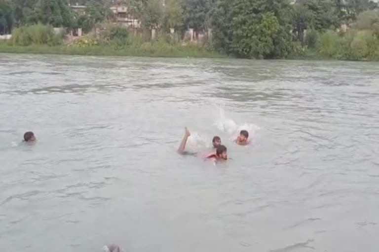 उत्‍तराखंड न्यूज़ : गंगानहार में डूबते हुए युवक को बचाने वाले युवकों की जमकर तारीफ हो रही है