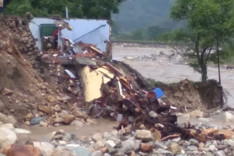 उत्‍तराखंड बारिश का कहर : कपकोट में ध्वस्त एएनएम सेंटर, बेरीनाग में व्यापारी नाले में बहाया