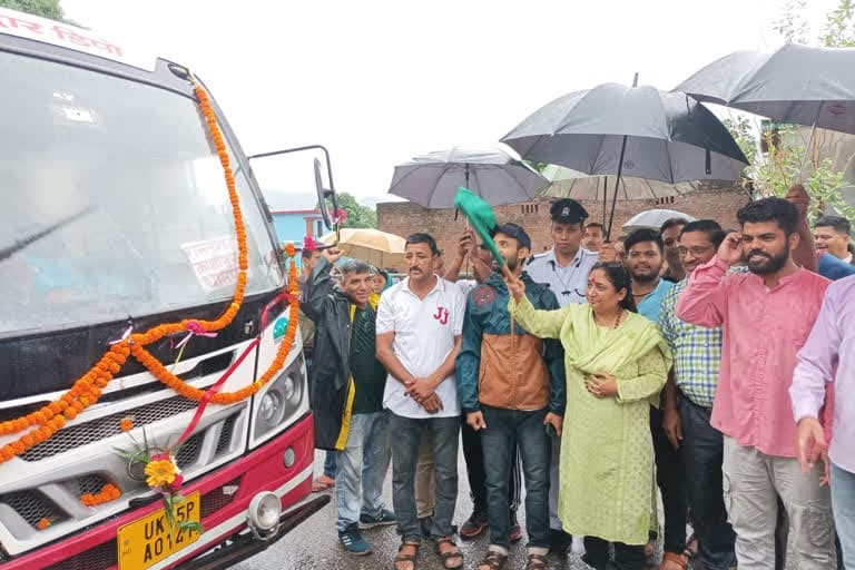 पौड़ी गढ़वाल उत्‍तराखंड न्यूज़ : क्षेत्रीय विधायक और विधानसभा स्पीकर ऋतु खंडूड़ी ने बस सेवा को हरी झंडी दिखाई , एक बार फिर सिगड्डी - कोटद्वार और रामनगर के बीच बस सेवा शुरू हुई