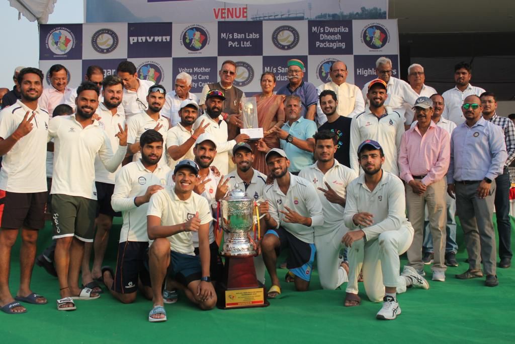 उत्‍तराखंड न्यूज़ : 38वीं गोल्ड कप क्रिकेट के फाइनल विजेताओं को ट्राफी देते कैबिनेट मंत्री गणेश जोशी।