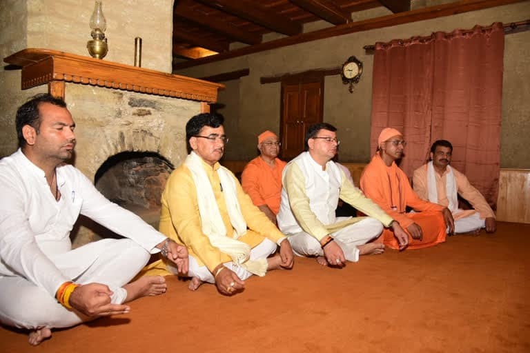 चंपावत उत्‍तराखंड न्यूज़ : मुख्यमंत्री पुष्कर सिंह धामी ने लोहाघाट के अद्वैत आश्रम मायावती में ध्यान भी लगाया ।