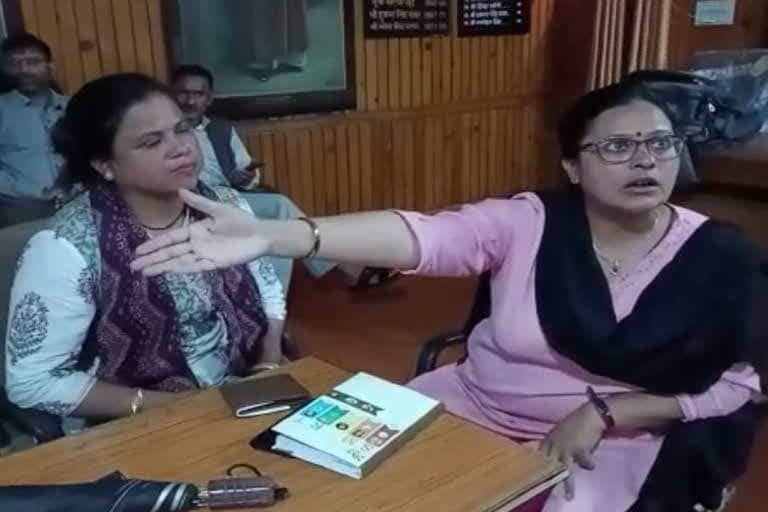 मसूरी उत्‍तराखंड न्यूज़ : मसूरी की पार्षद गीता कुमाई का आरोप, अतिक्रमण अभियान में कुछ लोगों को बचाने के लिए नगर पालिका प्रशासन काम कर रहा है