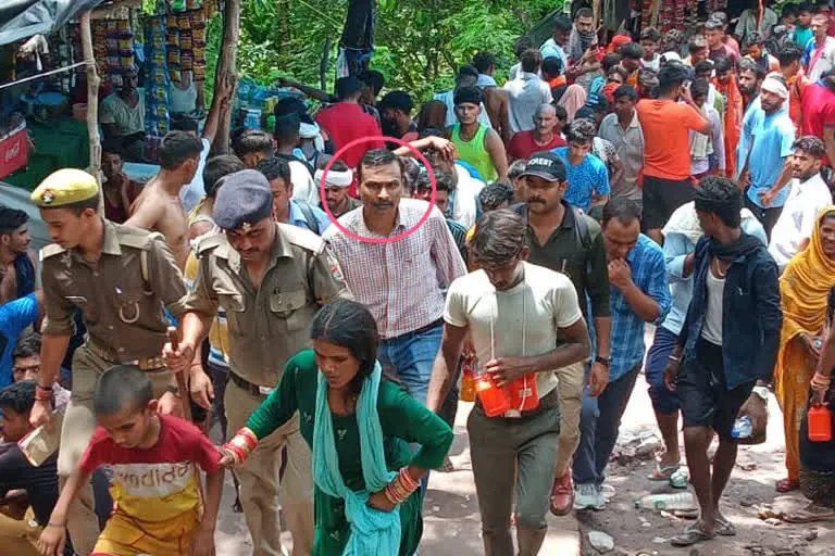 पौड़ी जिलाधिकारी ने नीलकंठ महादेव मार्ग पर 12 किमी पैदल चलकर कांवड़ मेले की व्यवस्था की जानी हकीकत