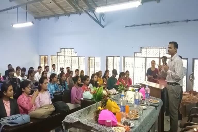 पौड़ी गढ़वाल उत्‍तराखंड न्यूज़ : छात्रों को आईएएस बनने के टिप्स पौड़ी गढ़वाल डीएम विजय कुमार जोगदांडे ने दिए