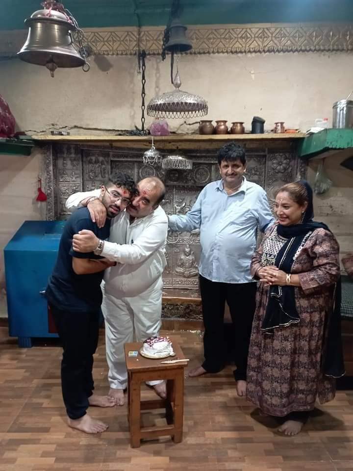 जौनसार-बावर न्यूज़ : हनोल महासू देवता मंदिर के गर्भ गृह में पश्चिम सभ्यता के अनुसार केक काटकर जन्मदिन मनाया गया