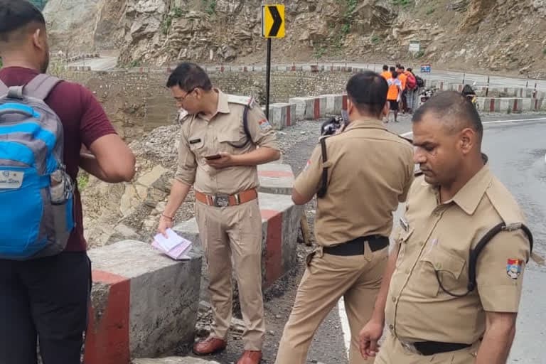 श्रीनगर : देवप्रयाग-व्यासी के पास तोताघाटी के पास करीब 300 मीटर गहरी खाई में एक ट्रक गिर गया , एक घायल, चालक की तलाश जारी