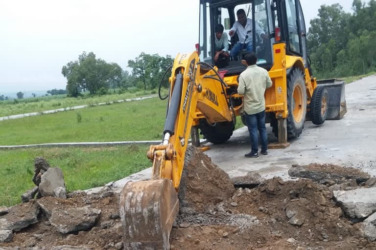 देहरादून में बुलडोजर ने अनाधिकृत प्लाटिंग पर गर्जना की, जिससे कई निर्माण धराशायी ।