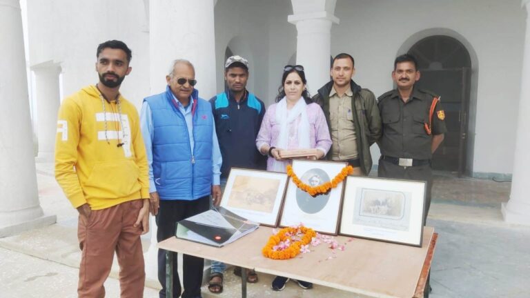 मसूरी उत्‍तराखंड न्यूज़ : भारत के सर्वेक्षण में अहम भूमिका निभाने वाले और एवरेस्ट की ऊंचाई नापने वाले महान सर्वेयर सर जॉर्ज एवरेस्ट का 232वां जन्मदिन सादगी से मनाया गया ।