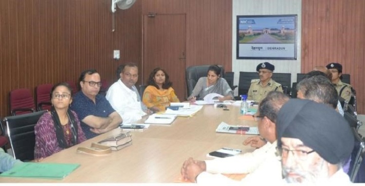 देहरादून: मुख्य सचिव उत्तराखण्ड शासन एस.एस संधू की अध्यक्षता में समस्त जिलाधिकारियों के साथ वीडियो कान्फ्रेसिंग के माध्यम से बैठक आयोजित की गई।