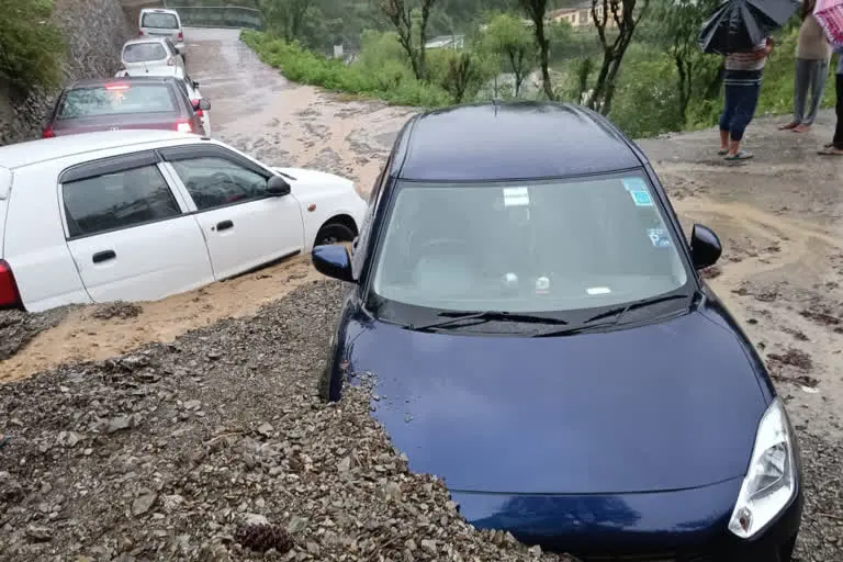 टिहरी गढ़वाल उत्‍तराखंड न्यूज़ : उत्तराखंड में बारिश ने कहर बरपाया, टिहरी में एक कार मलबे में दब गई.