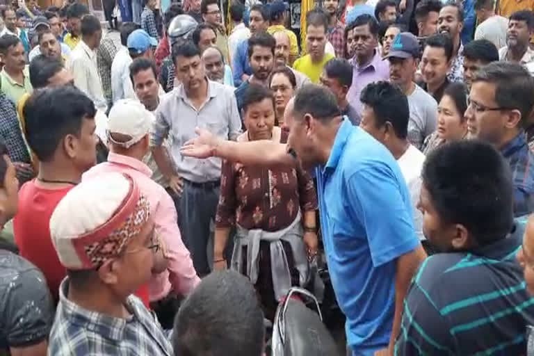 बेरीनाग में ईओ के खिलाफ आक्रोश, आज व्यापारियों ने बाजार बंद कर शहीद चौक पर जमा होकर नगर पंचायत के ईओ के खिलाफ नारेबाजी की