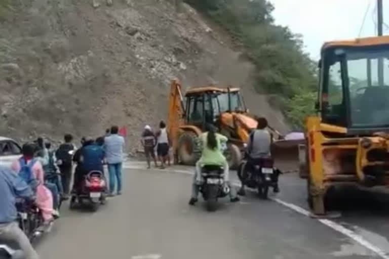 देहरादून-मसूरी सड़क पर फिर भूस्खलन, गलोगी बिजली घर के पास की पहाड़ी नासूर बनी