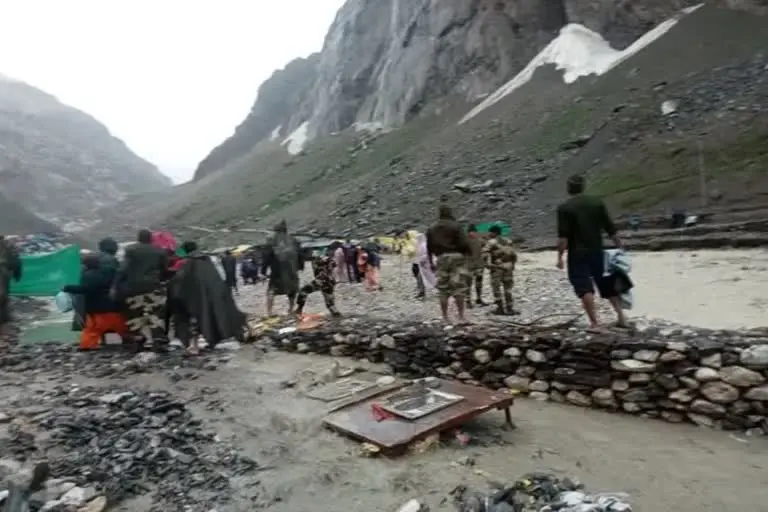 जम्मू-कश्मीर के अनंतनाग जिले में स्थित पवित्र अमरनाथ गुफा क्षेत्र में बादल फटने से 10 लोगों की मौत हो गई , कई तीर्थयात्री फंसे