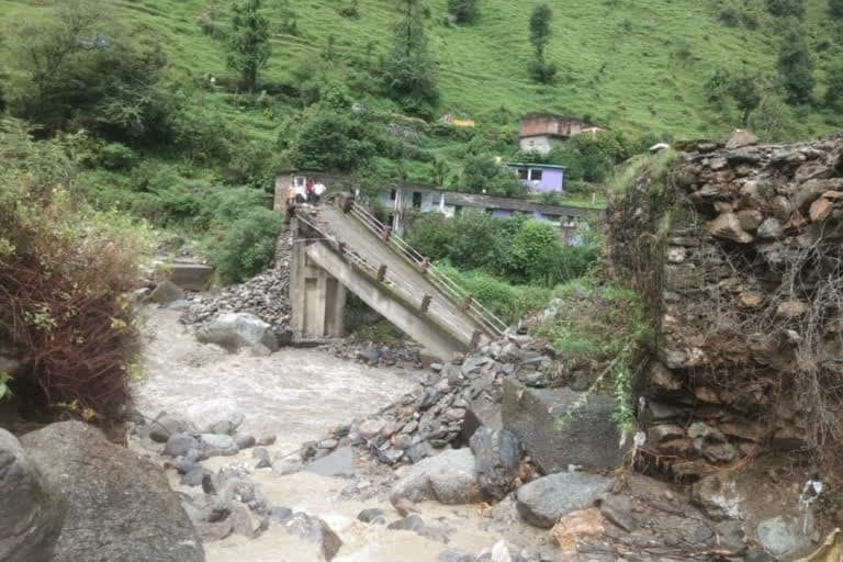 चमोली उत्‍तराखंड न्यूज़ : चमोली जिले के नंदनगर प्रखंड के घिंगराड़ गांव को जोड़ने वाला पुल चुफ्लागाड़ नदी के उफान से क्षतिग्रस्त हो गया , मुख्यधारा से टूटा कई गांवों का कनेक्शन