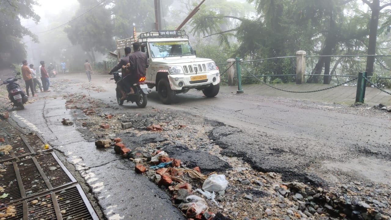 मसूरी उत्‍तराखंड न्यूज़ : बारिश से जगह-जगह क्षतिग्रस्त सड़कें, हर समय हादसे का खतरा बना रहता है
