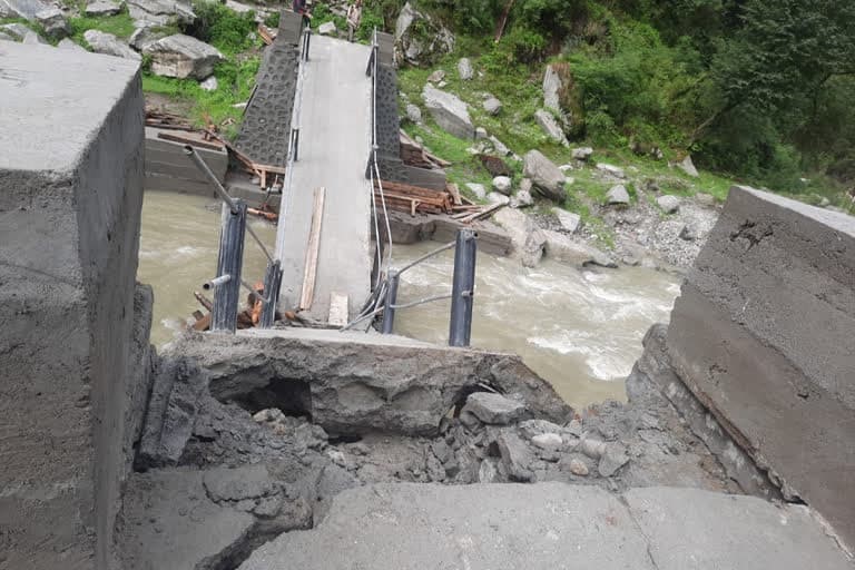 उत्तरकाशी उत्‍तराखंड न्यूज़ : - ओसला गांव को जोड़ने वाला 32 लाख का पुल पहली बारिश में गिरा, जांच के आदेश