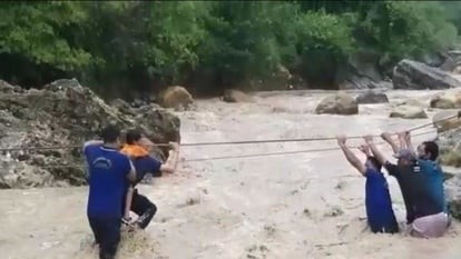 उत्‍तराखंड ऑपरेशन गुच्चू पानी : 11 पर्यटक फंसे पार्टी करने गए , वीरों ने बचाई सबकी जान, देखें रेस्क्यू ऑपरेशन कुछ तस्वीरों में