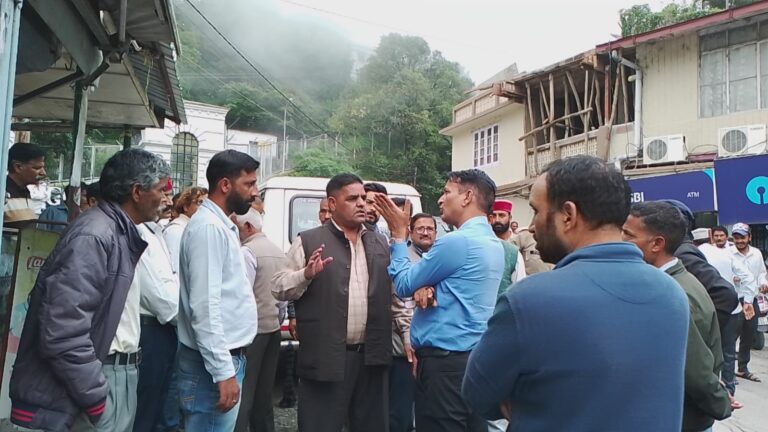 मसूरी उत्‍तराखंड न्यूज़ :  पर्यटन नगरी में अतिक्रमण पर कार्यवाही जारी, लोनिवि की सड़कों से हटाए गए 30 अतिक्रमण