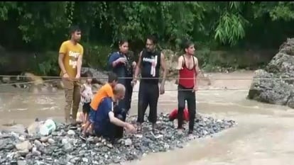 उत्‍तराखंड ऑपरेशन गुच्चू पानी : 11 पर्यटक फंसे पार्टी करने गए , वीरों ने बचाई सबकी जान, देखें रेस्क्यू ऑपरेशन कुछ तस्वीरों में