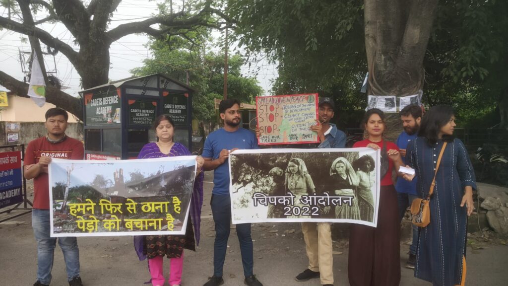 मसूरी : देहरादून में सहस्रधारा रोड पर चार लोगो के विरोध के बाद रोकना पड़ा पेड़ काटने का काम, चिपको आंदोलन 2022