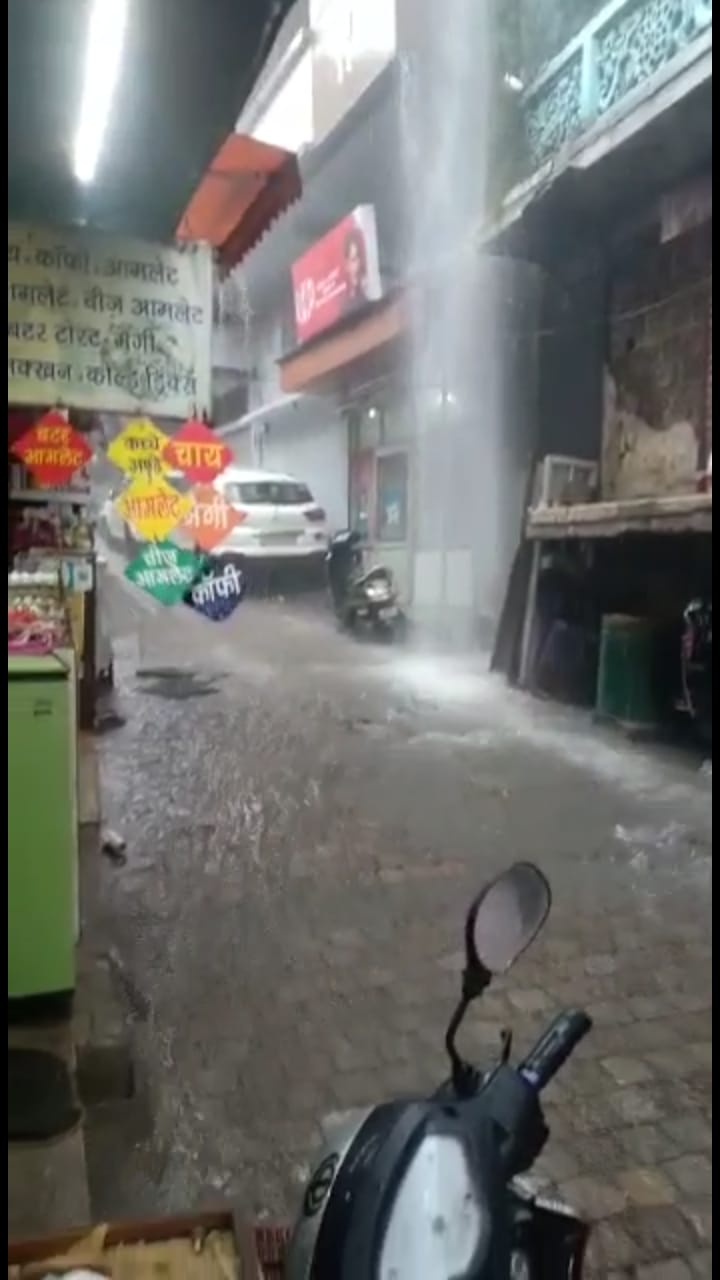 मसूरी उत्‍तराखंड न्यूज़ : बारिश का पानी सड़कों पर बहने से भारी बारिश से आम जनजीवन प्रभावित हुआ।