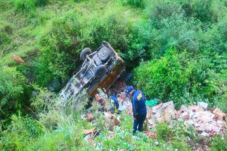 चकराता के सरलाछानी क्षेत्र में एक पिकअप वाहन अनियंत्रित होकर गहरी खाई में गिर गया, चालक घायल